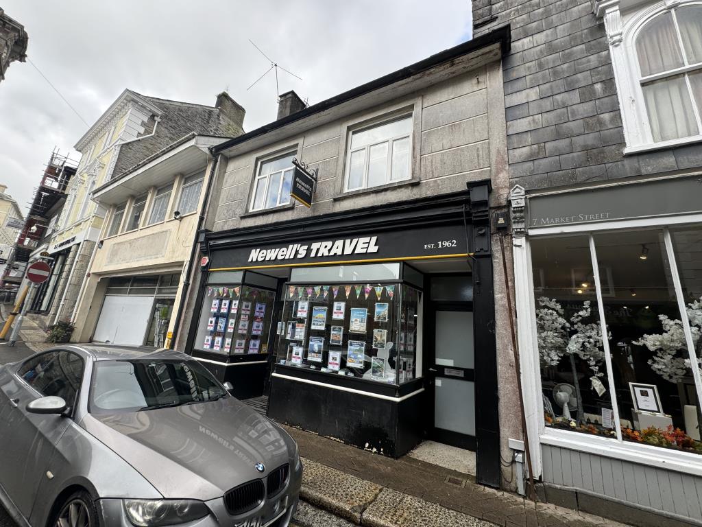 Lot: 146 - MIXED USE INVESTMENT WITH HIGH YIELD - View of the whole building from the front